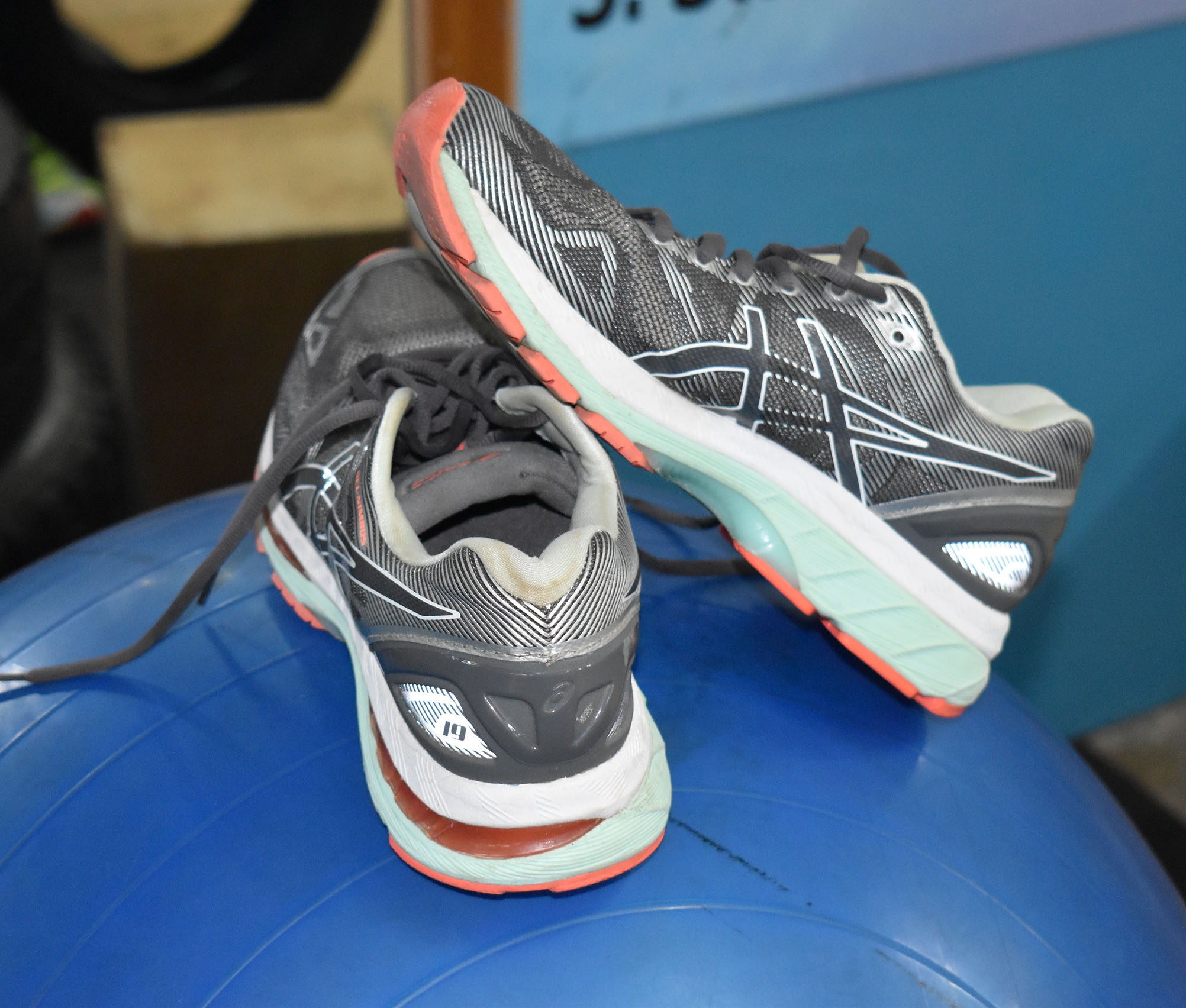 mens grey asics trainers